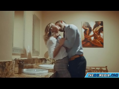 ❤️ Meta blonda busty seduces f'kamra tal-banju pubbliku Super porn f'mt.sexycamse.top ❌️